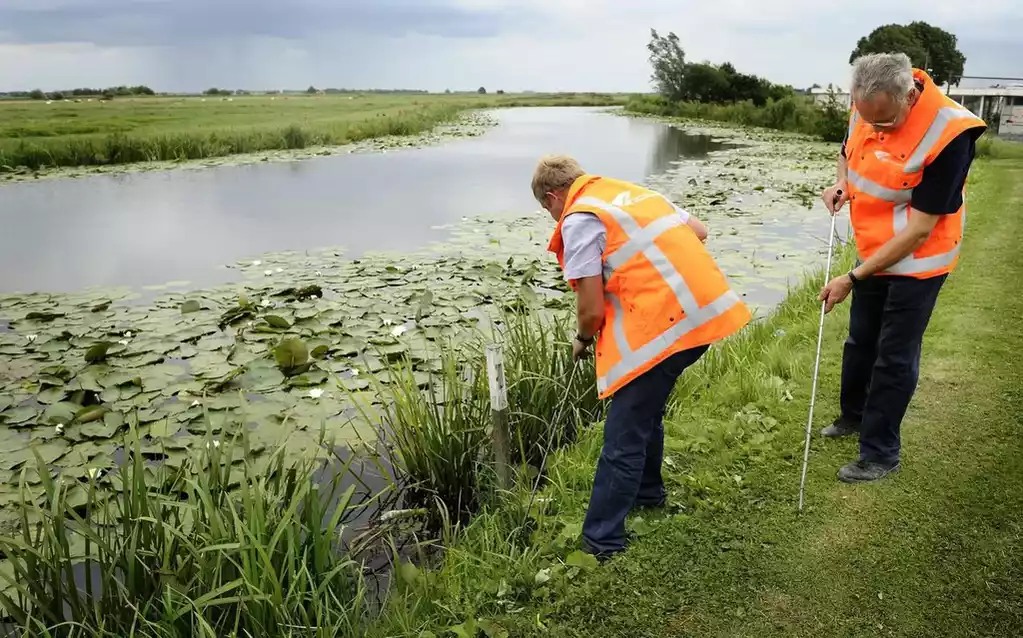 Ecologen van Waterschap Rijn en IJssel voeren Waterkwaliteitscontrole uit